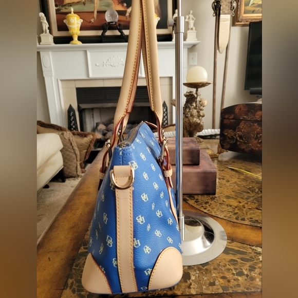 DOONEY & BOURKE SHOULDER BAG. - Picture 4 of 11